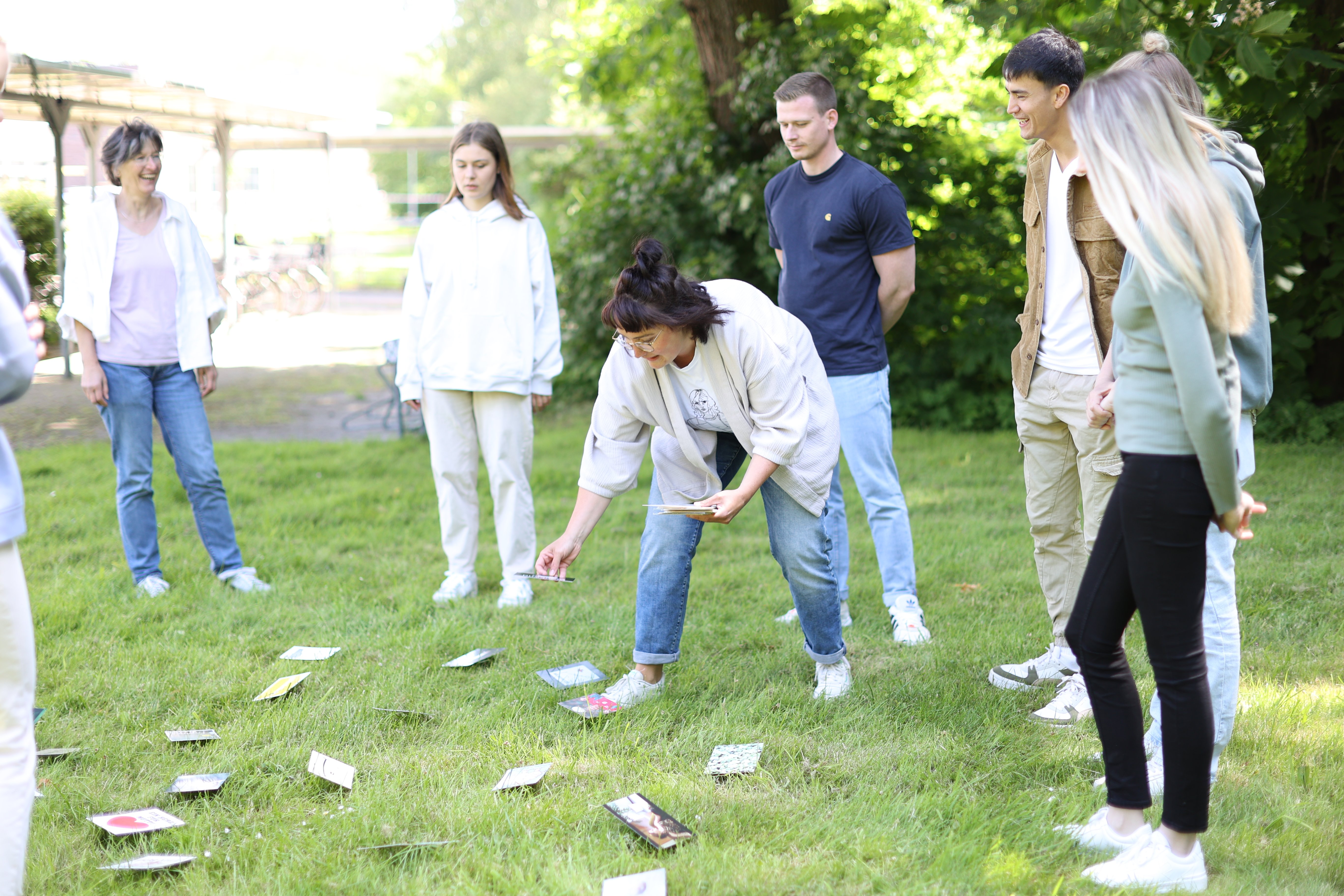 Foto: Workshopteilnehmer beim Spiel auf der Wiese