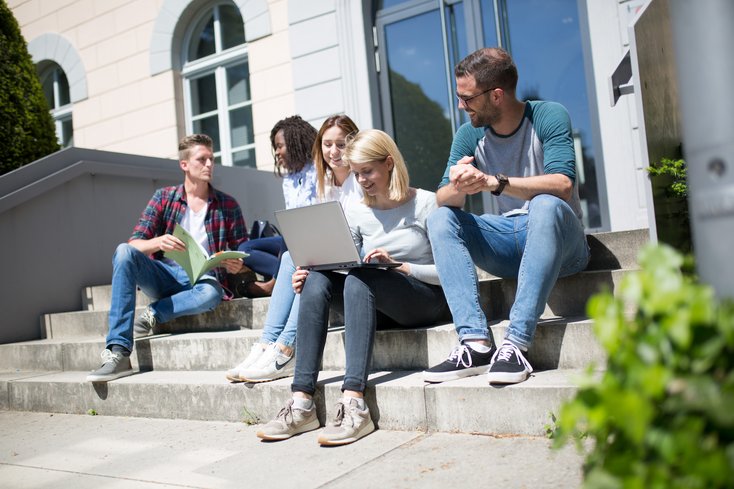 Personen sitzen auf einer Treppe