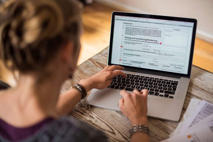 Person sitzt am Laptop