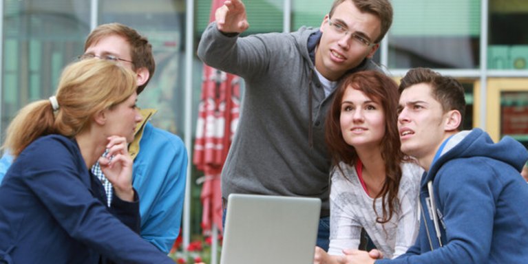 Personen sitzen um einen Tisch