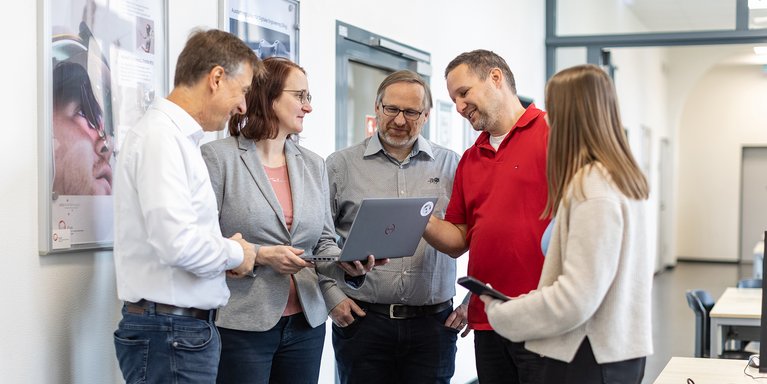 Eine kleine Gruppe von Menschen arbeitet zusammen.