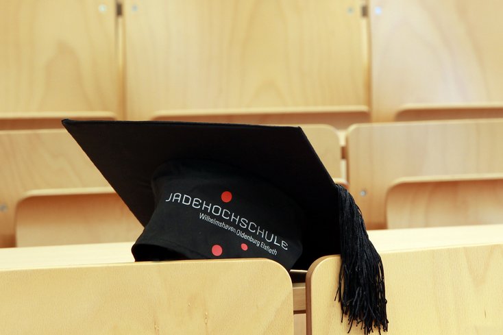 Doktorhut im Hörsaal, Symbolbild für kooperative Promotion an der Jade Hochschule