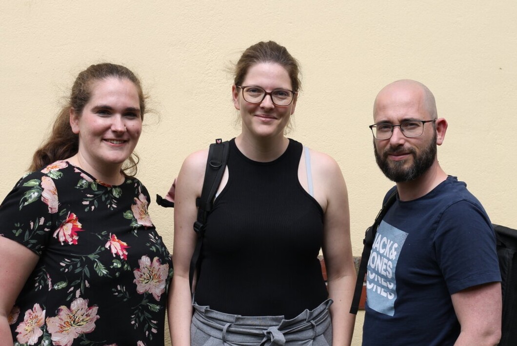 Das Bild zeigt drei Studierende des Studiengangs "Ange(v. li.) Myriam Grahl-Fabian, Katrin Holtorp, Robert Morgenthal-Hennings (Foto: Jade HS/Mara Ackermann)wandte Pflegewissenschaft": 