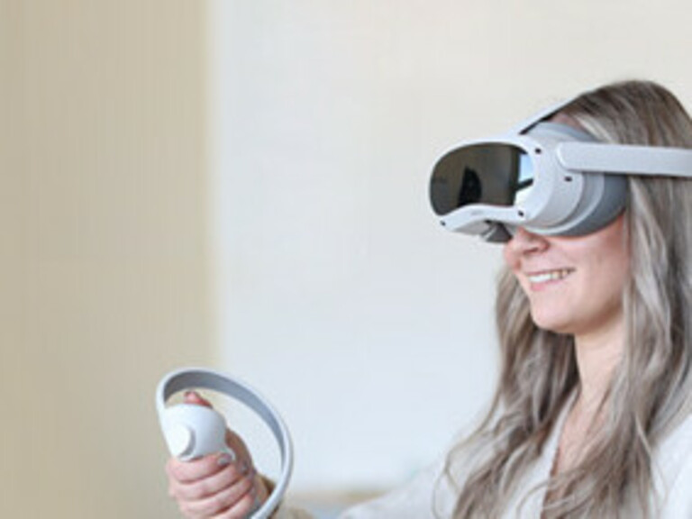 Studentin mit Virtual Reality Brille