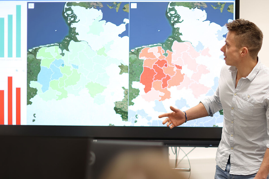 Student präsentiert Karte mit Datenanalyse