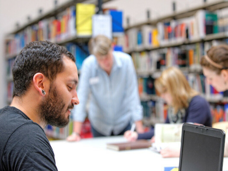 Lerngruppe in der Bibliothek am Campus Oldenburg