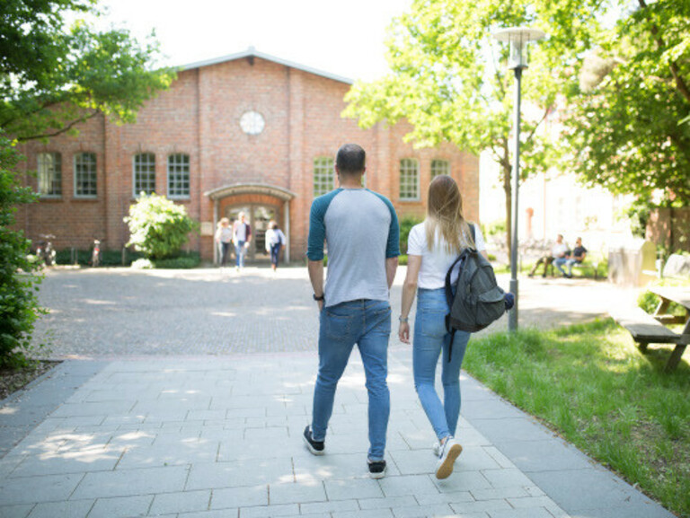 Students walking towards Oldenburg Library