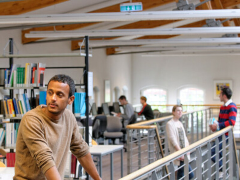 People standing on the upper floor at Oldenburg Library