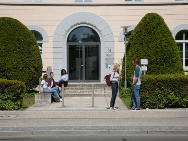 Students in front of the main building at Oldenburg Campus