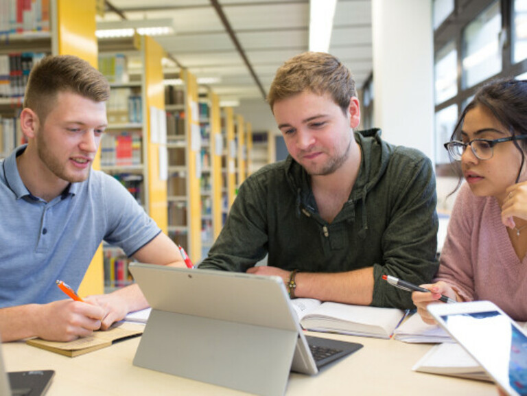 Personen arbeiten in der Bibliothek