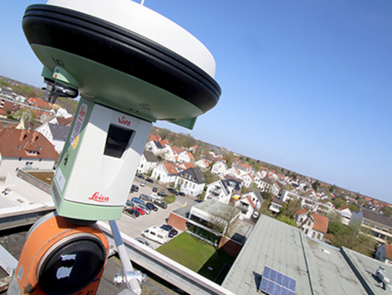 Symbild Geodäsie: GNSS-Antenne auf dem Messturm der Jade HS, Blick auf Oldenburg