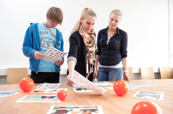 Studierende treffen eine gemeinsame Fotoauswahl