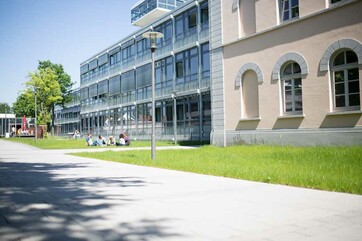 Hauptgebäude vom Fahrradständer