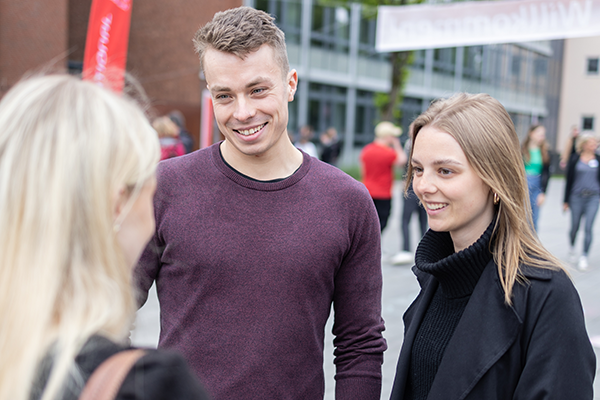 Studierende empfangen Erstsemesterstudentin