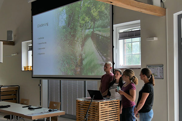 Studierende bei der Präsentation ihrer Ergebnisse