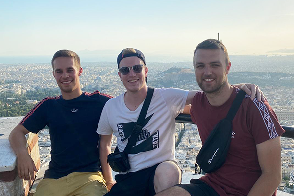 Jannes, Jonas und Niklas vor der Skyline Athens (Foto: privat) 