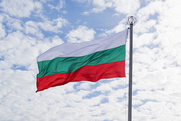 Flagge des Landes Bulgarien (Foto: Viktor Saposchnikow auf Pixabay)