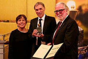 Der Preisträger Thomas Luhmann (mi.) gemeinsam mit der Laudatorin Margot Käßmann und VDV-Präsident Wilfried Grunau (Foto: Hendrik Grunau) 