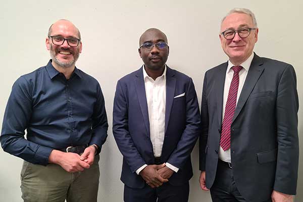 Prof. Dr. Jan Matthias Stielike (li.) und Prof. Dr. Manfred Weisensee (re.) begrüßten Dr. Kwame Obeng (mi.) aus Ghana (Foto: Jade HS/Lena Wiegand)