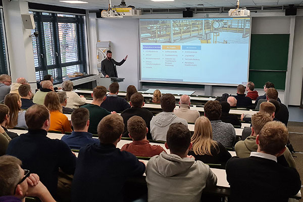 Christian Fuhrmann, Absolvent des ersten Jahrgangs Wirtschaftsingenieurwesen Geoinformation, gewährt Einblicke in die Offshore-Windenergie-Branche. (Foto: Jade HS/Stefan Nicolaus)