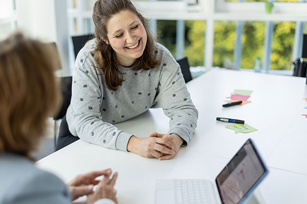 Lächelnde Studentin im Gespräch