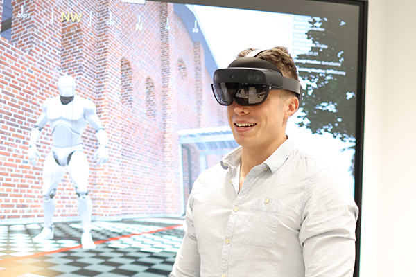 Student trägt Mixed-Reality-Brille