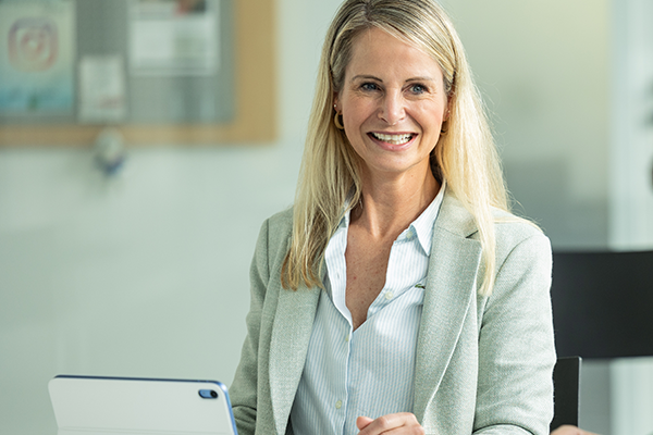 Frau im Anzug im Büro