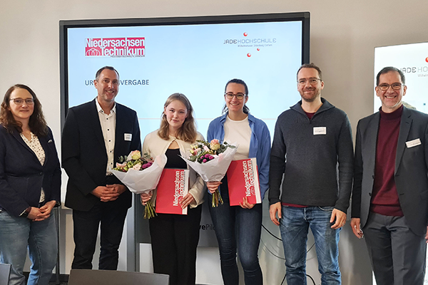 (v.l.n.r.) Lena Wiegand (Jade Hochschule), Jan Mohrmann (SWMS Ingenieurgesellschaft), Emma Rykena, Mara Landt, Lukas Kröhnert (NWP Planungsgesellschaft) und Prof. Dr. Holger Saß (Jade Hochschule) (Foto: Jade HS/Katrin Keller)