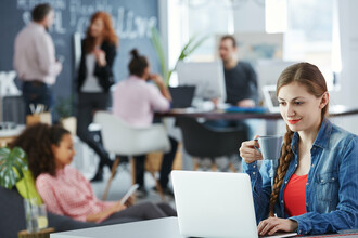 Foto Frau bei der Arbeit